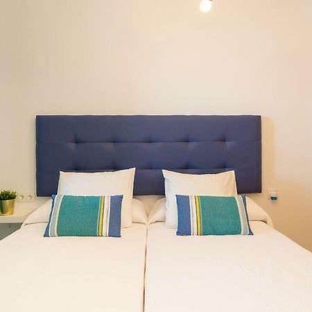 Charming Apartment On The Beach - Pool And Parking Málaga Exteriör bild
