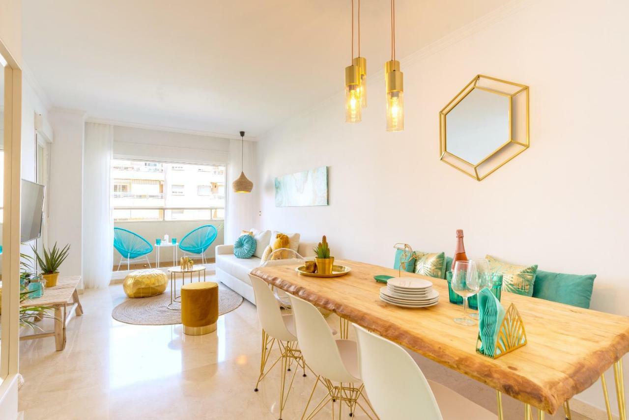 Charming Apartment On The Beach - Pool And Parking Málaga Exteriör bild