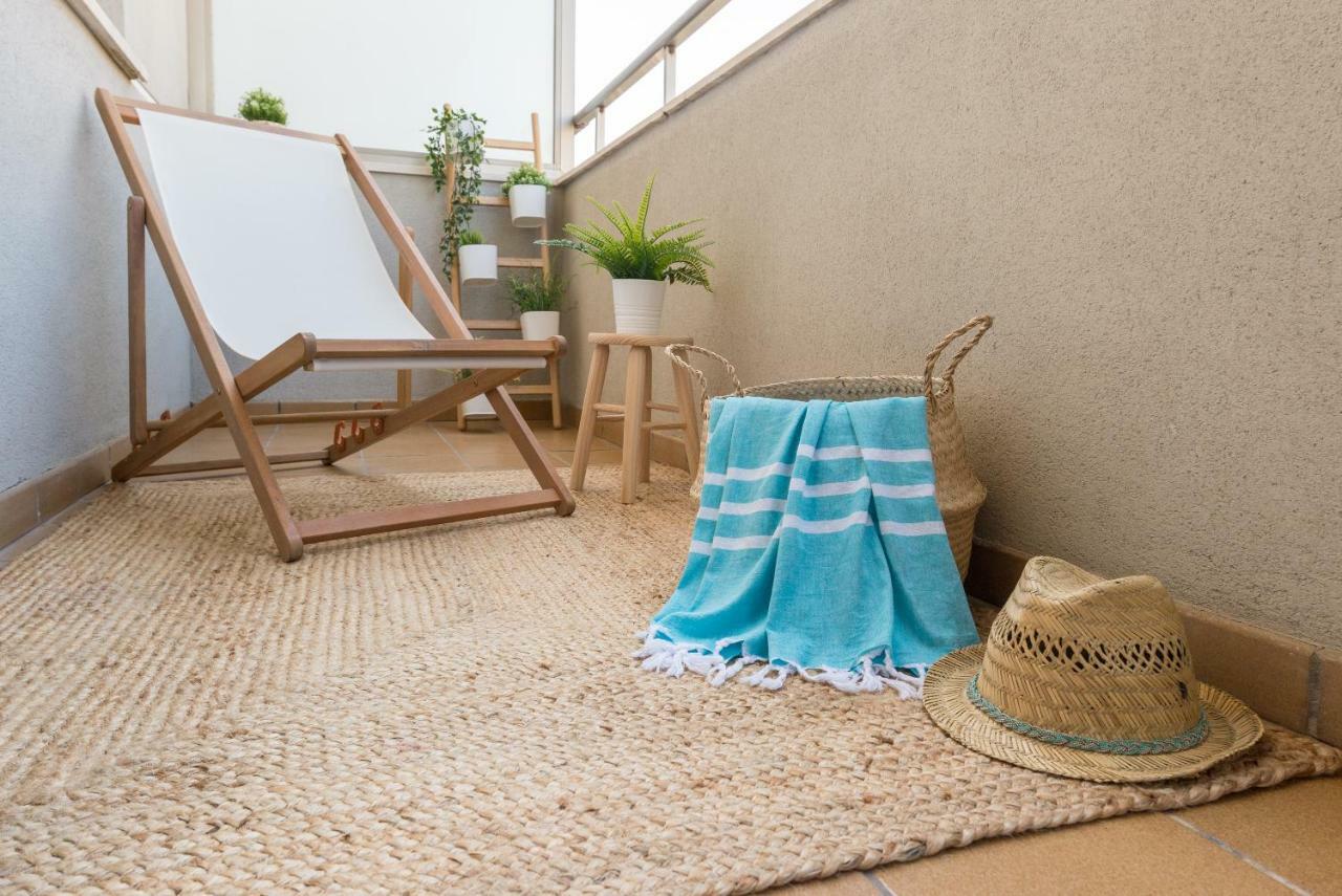 Charming Apartment On The Beach - Pool And Parking Málaga Exteriör bild