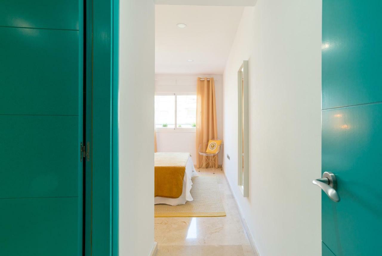 Charming Apartment On The Beach - Pool And Parking Málaga Exteriör bild