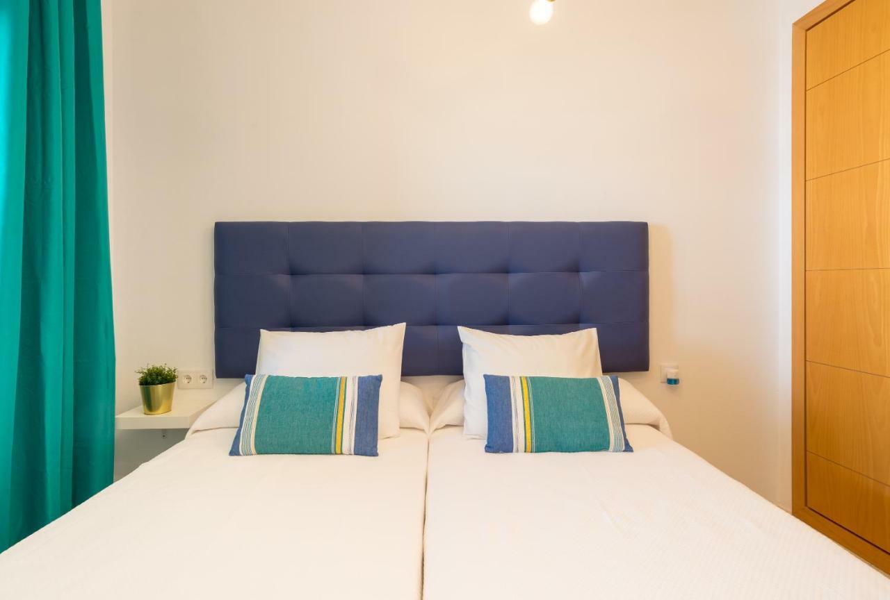 Charming Apartment On The Beach - Pool And Parking Málaga Exteriör bild