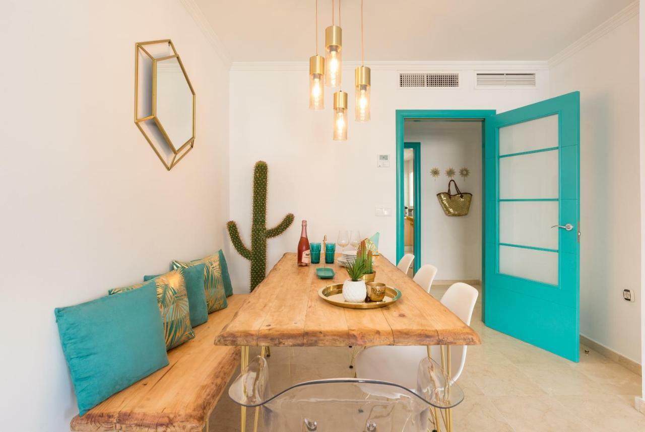 Charming Apartment On The Beach - Pool And Parking Málaga Exteriör bild