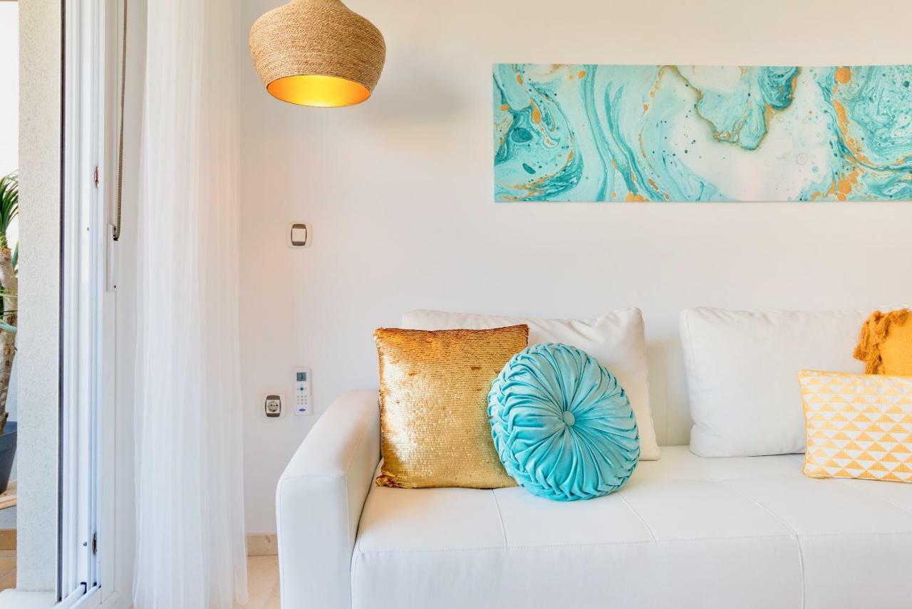 Charming Apartment On The Beach - Pool And Parking Málaga Exteriör bild