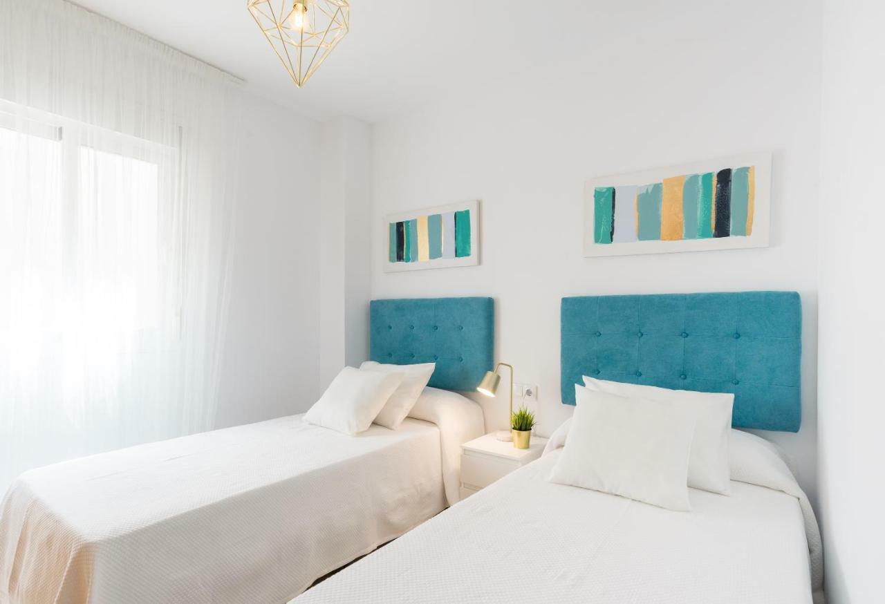 Charming Apartment On The Beach - Pool And Parking Málaga Exteriör bild