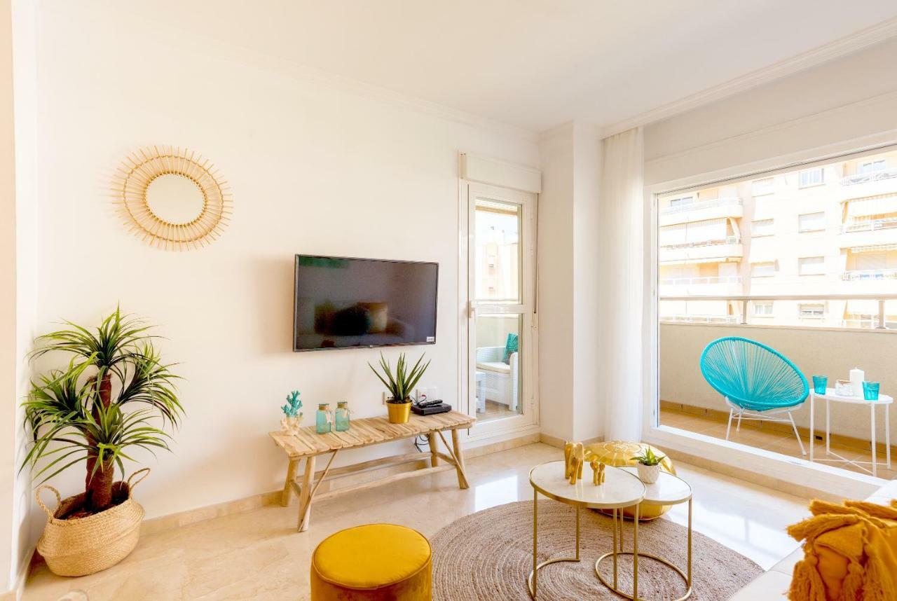 Charming Apartment On The Beach - Pool And Parking Málaga Exteriör bild