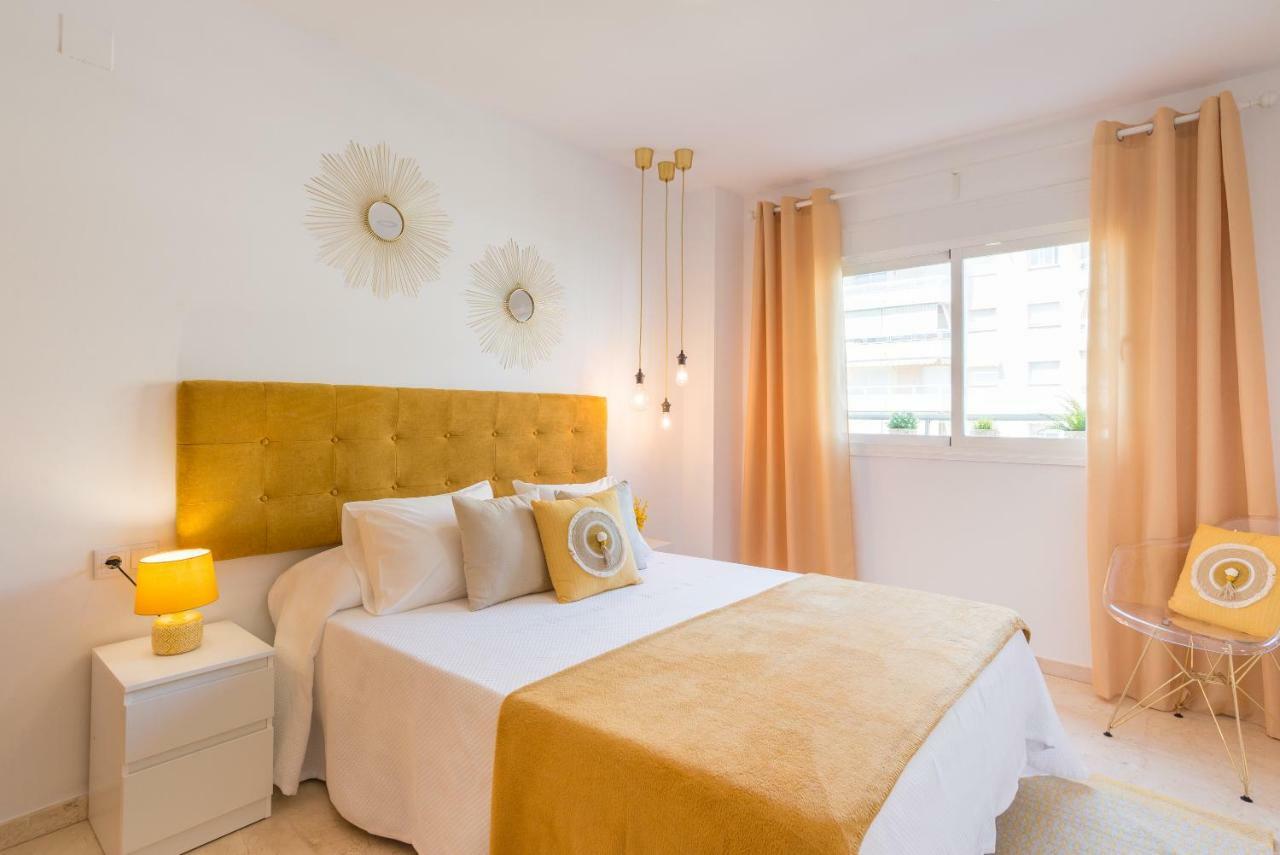 Charming Apartment On The Beach - Pool And Parking Málaga Exteriör bild