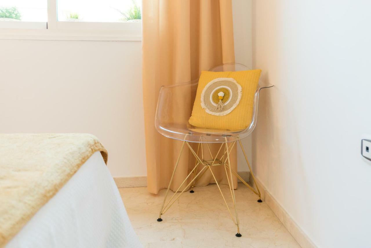 Charming Apartment On The Beach - Pool And Parking Málaga Exteriör bild