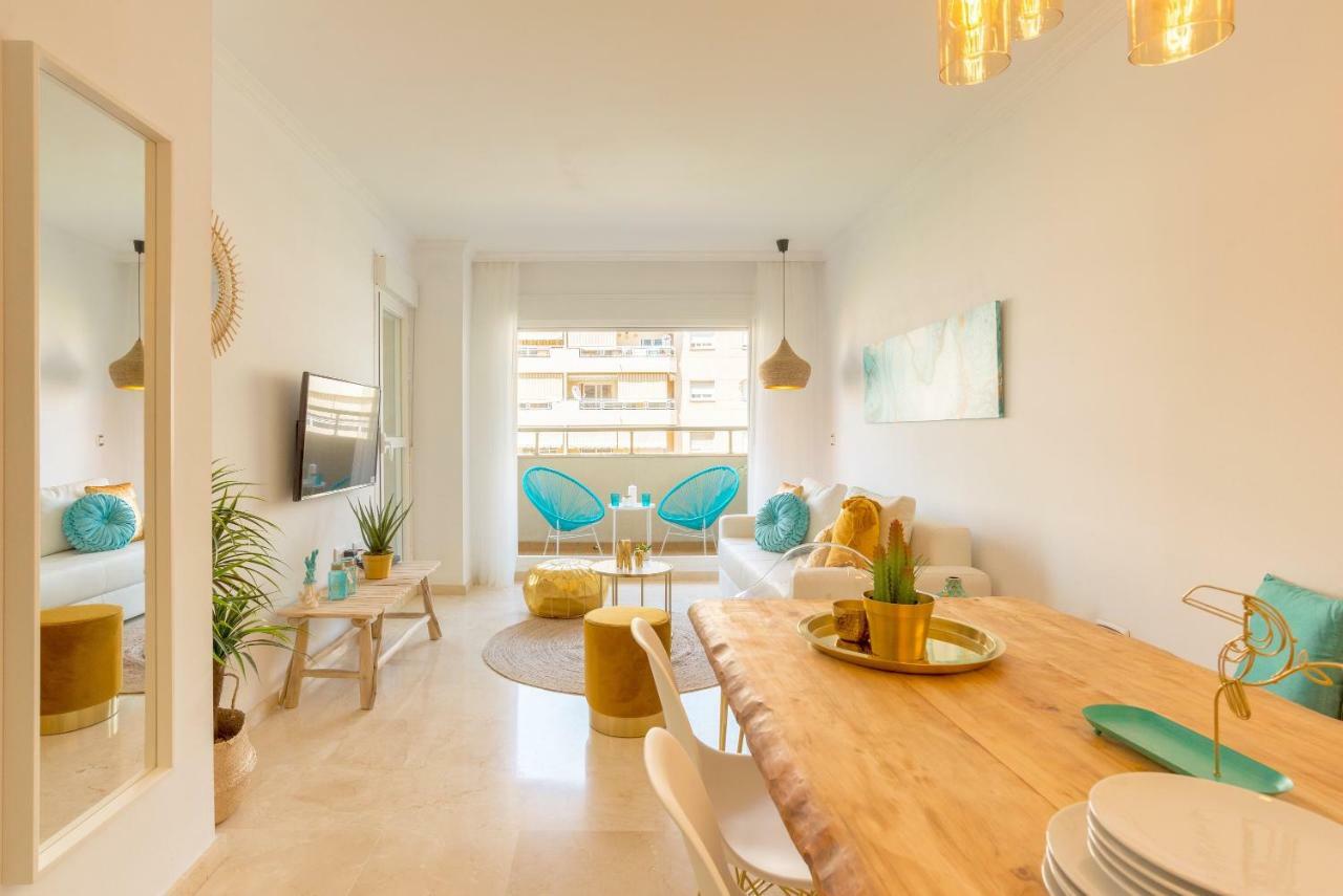 Charming Apartment On The Beach - Pool And Parking Málaga Exteriör bild
