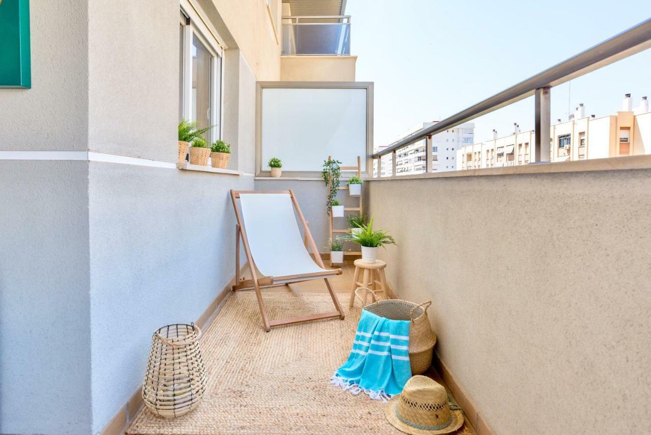 Charming Apartment On The Beach - Pool And Parking Málaga Exteriör bild