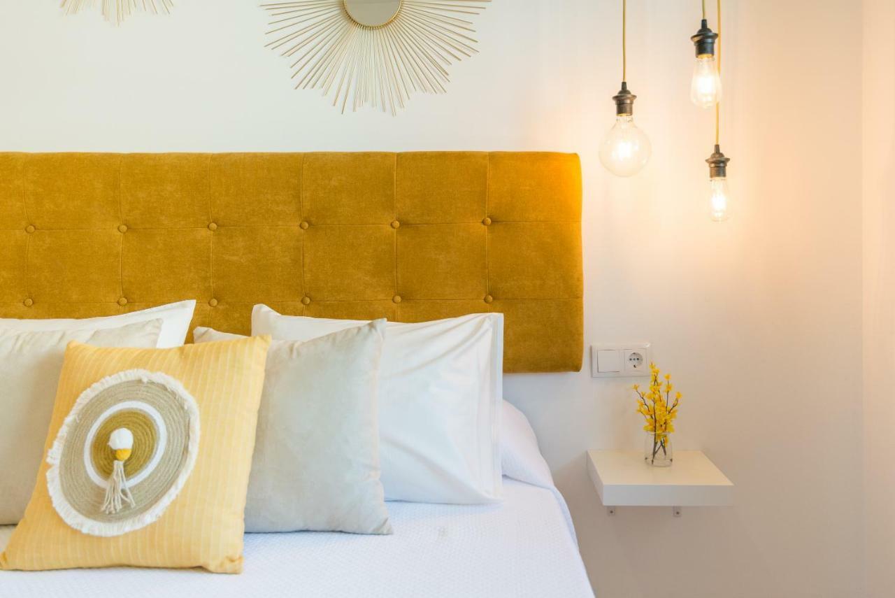 Charming Apartment On The Beach - Pool And Parking Málaga Exteriör bild