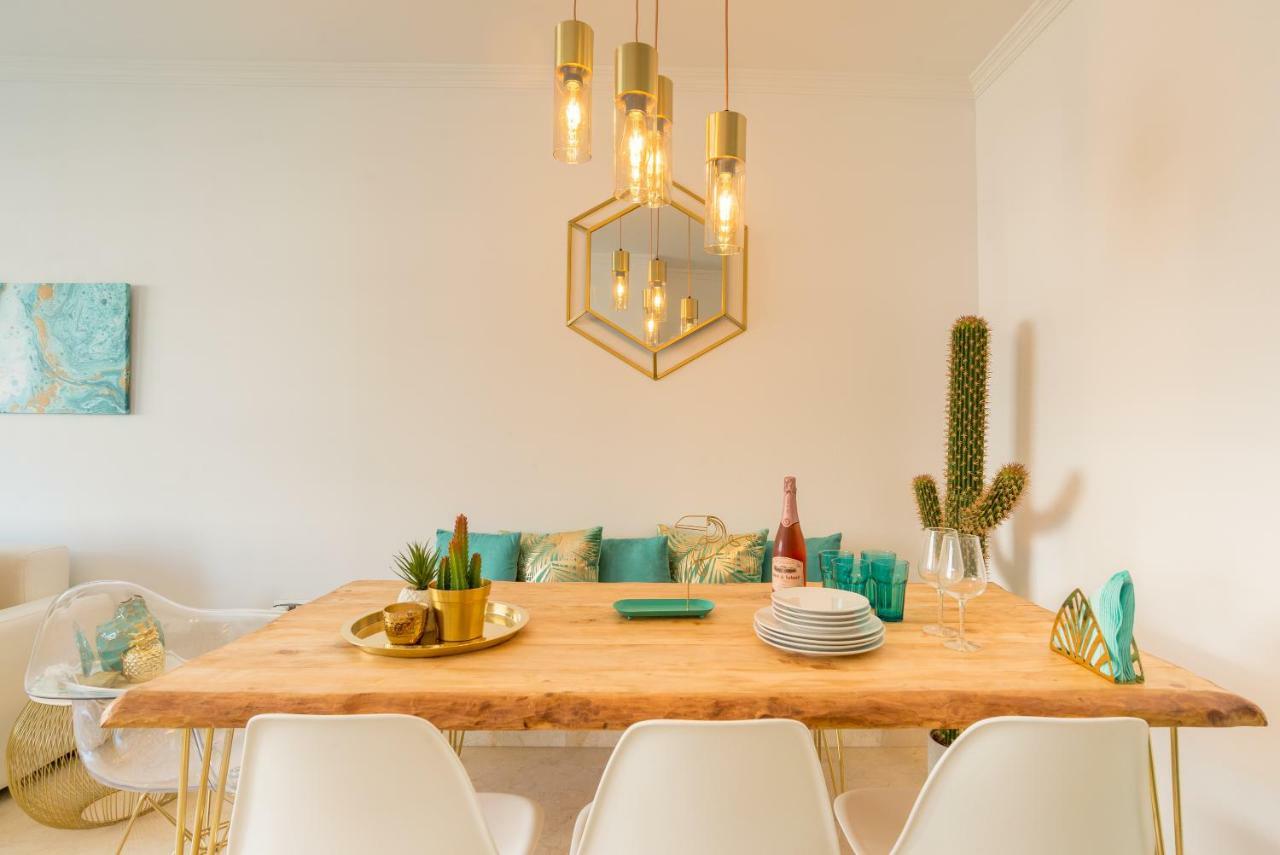 Charming Apartment On The Beach - Pool And Parking Málaga Exteriör bild