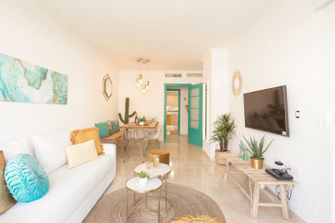 Charming Apartment On The Beach - Pool And Parking Málaga Exteriör bild