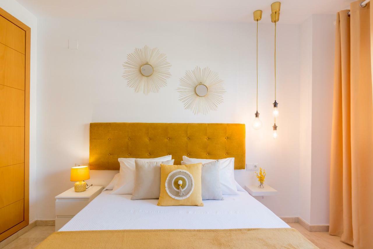 Charming Apartment On The Beach - Pool And Parking Málaga Exteriör bild