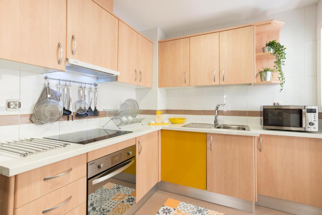Charming Apartment On The Beach - Pool And Parking Málaga Exteriör bild